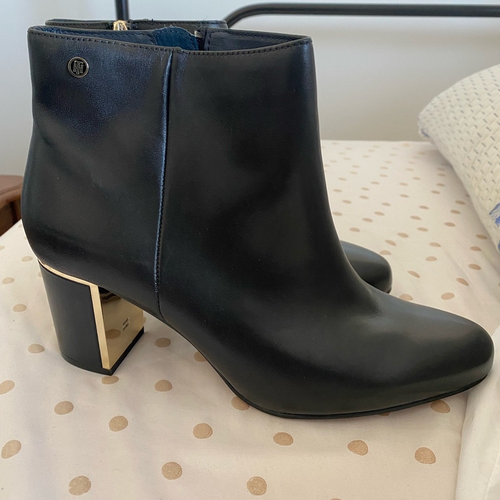 NEW Tommy Hilfiger Black and Gold Ankle Booties in SZ 9.5